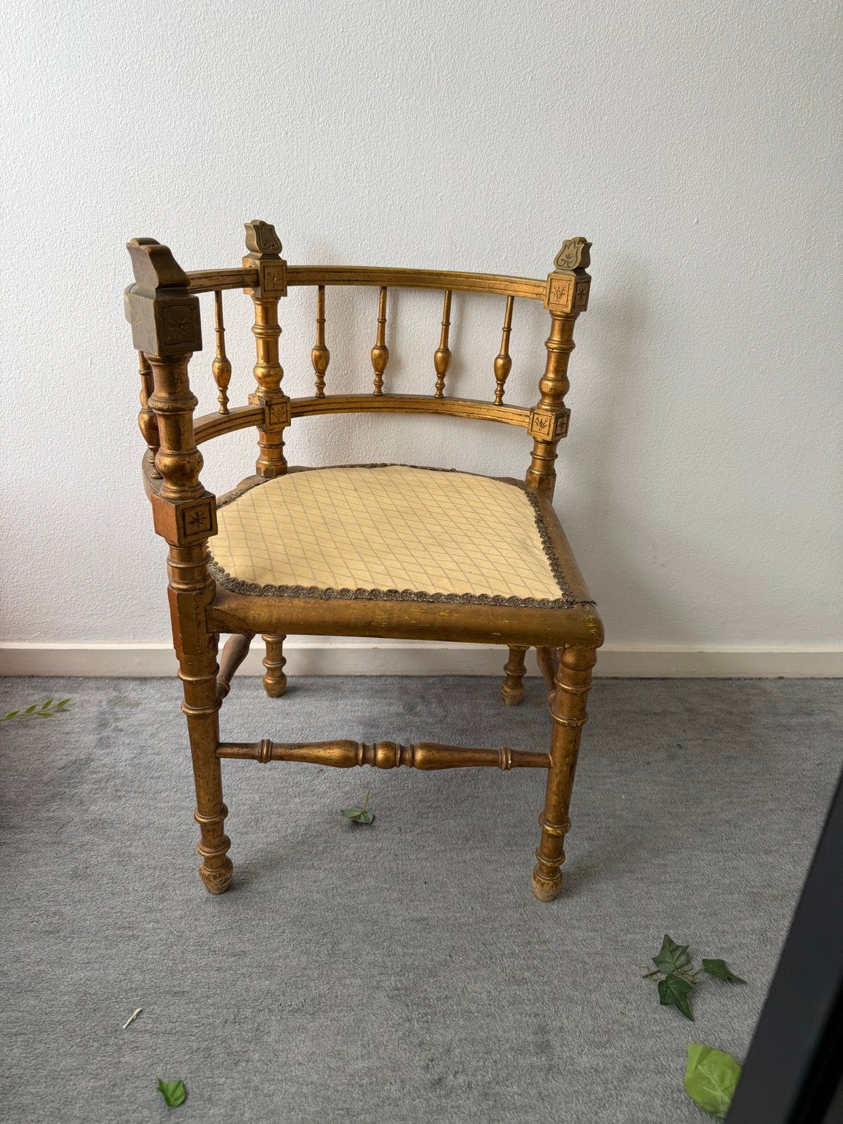 Antieke gouden hoekstoel met gestoffeerde zitting, Ophalen of Verzenden