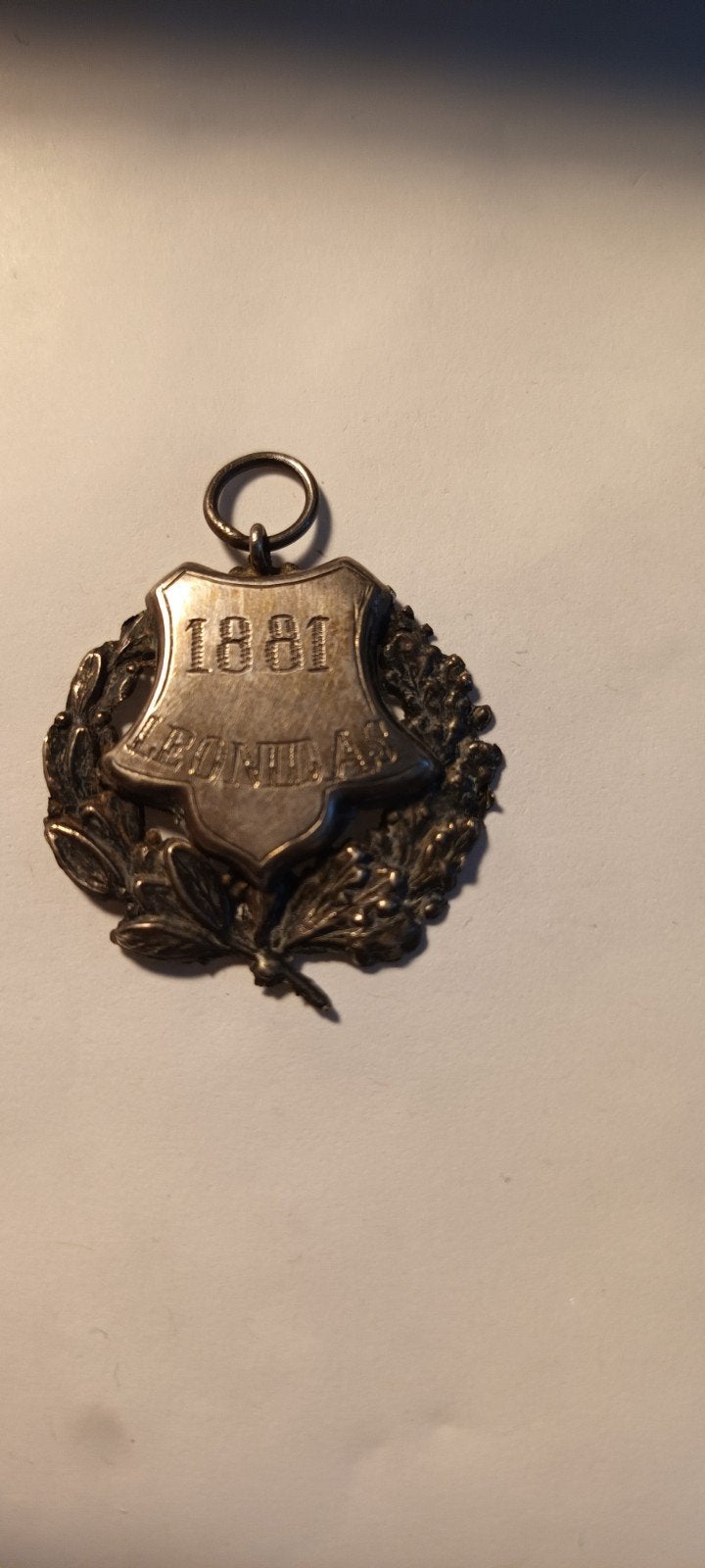Antieke Medaille 1881 - Zilverkleurig met Krans, Postzegels en Munten, Penningen en Medailles, Ophalen of Verzenden, Zilver, Buitenland