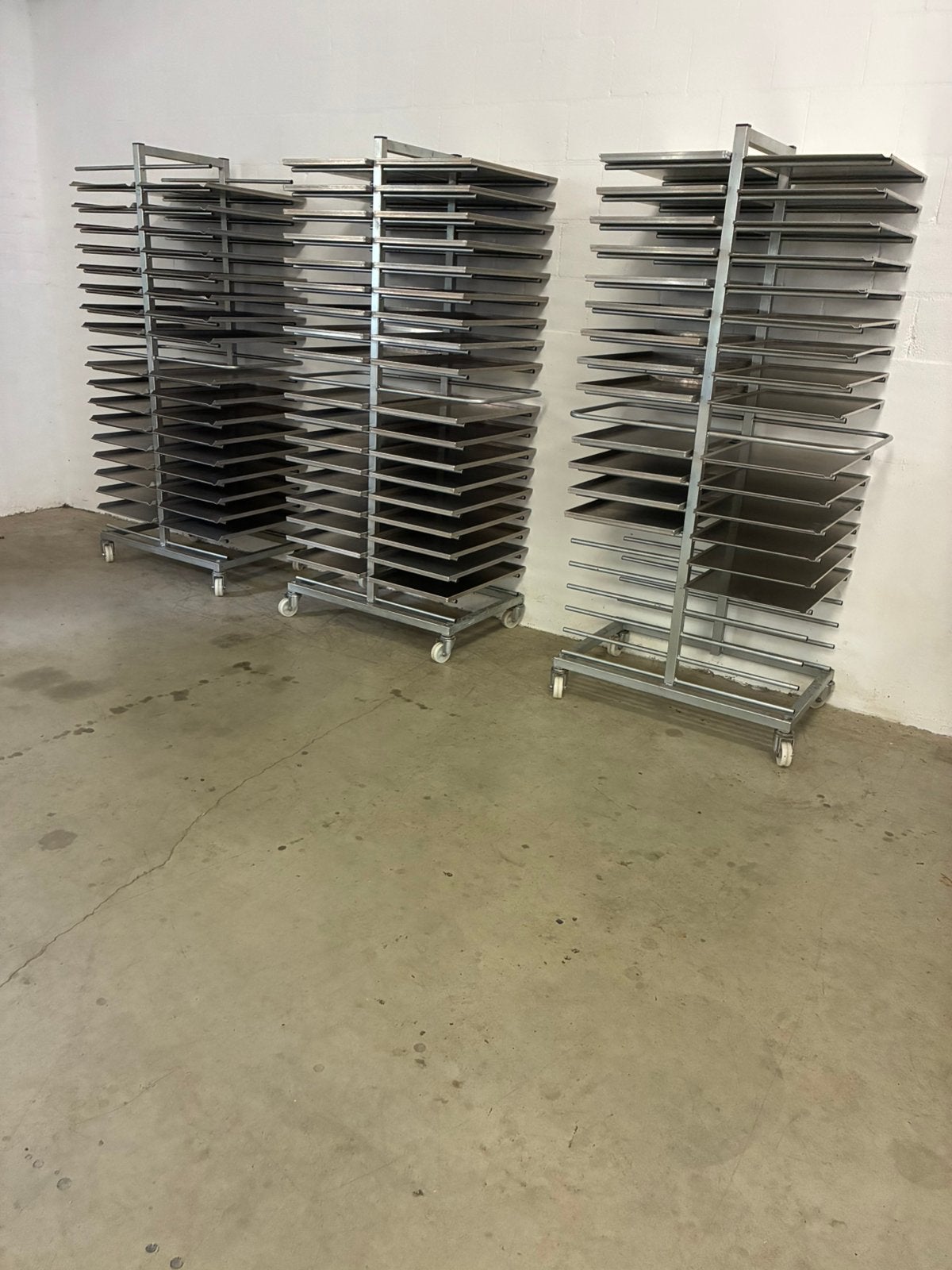 Te koop regaalwagens met aluminium bakkers bakplaten, Ophalen, Zo goed als nieuw