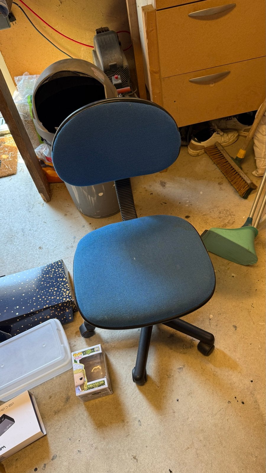 Gratis af te halen: Bureaustoel met gebruikerssporen, Ophalen, Gebruikt, Blauw, Bureaustoel
