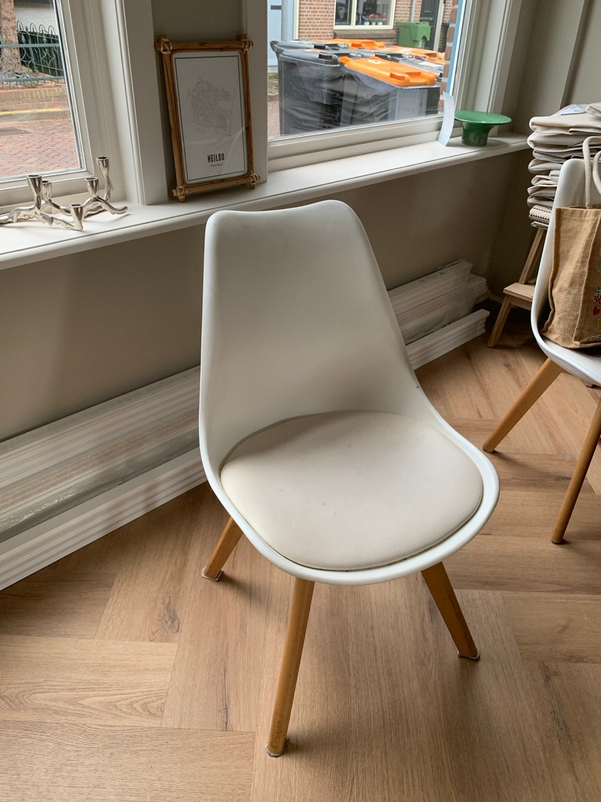 6 Eetkamerstoelen: 4 Wit, 2 Grijs - Modern Design, Ophalen, Kunststof, Gebruikt, Wit