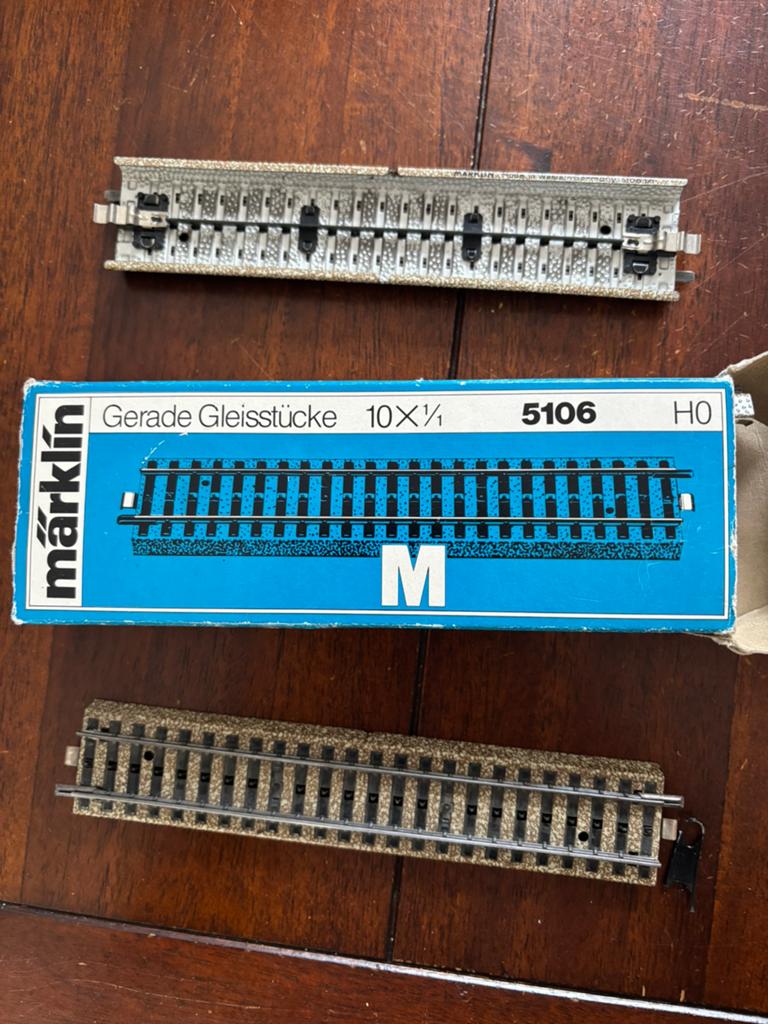 MARKLIN RECHTE RAILS 5106 setje van 10 ( zie  foto), Hobby en Vrije tijd, Modeltreinen | H0, Wisselstroom, Gebruikt, Rails, Ophalen of Verzenden