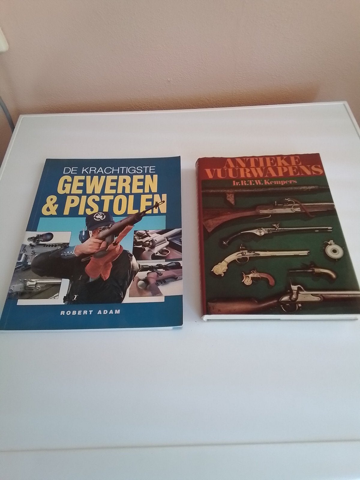 2 boeken over wapens:, Ophalen