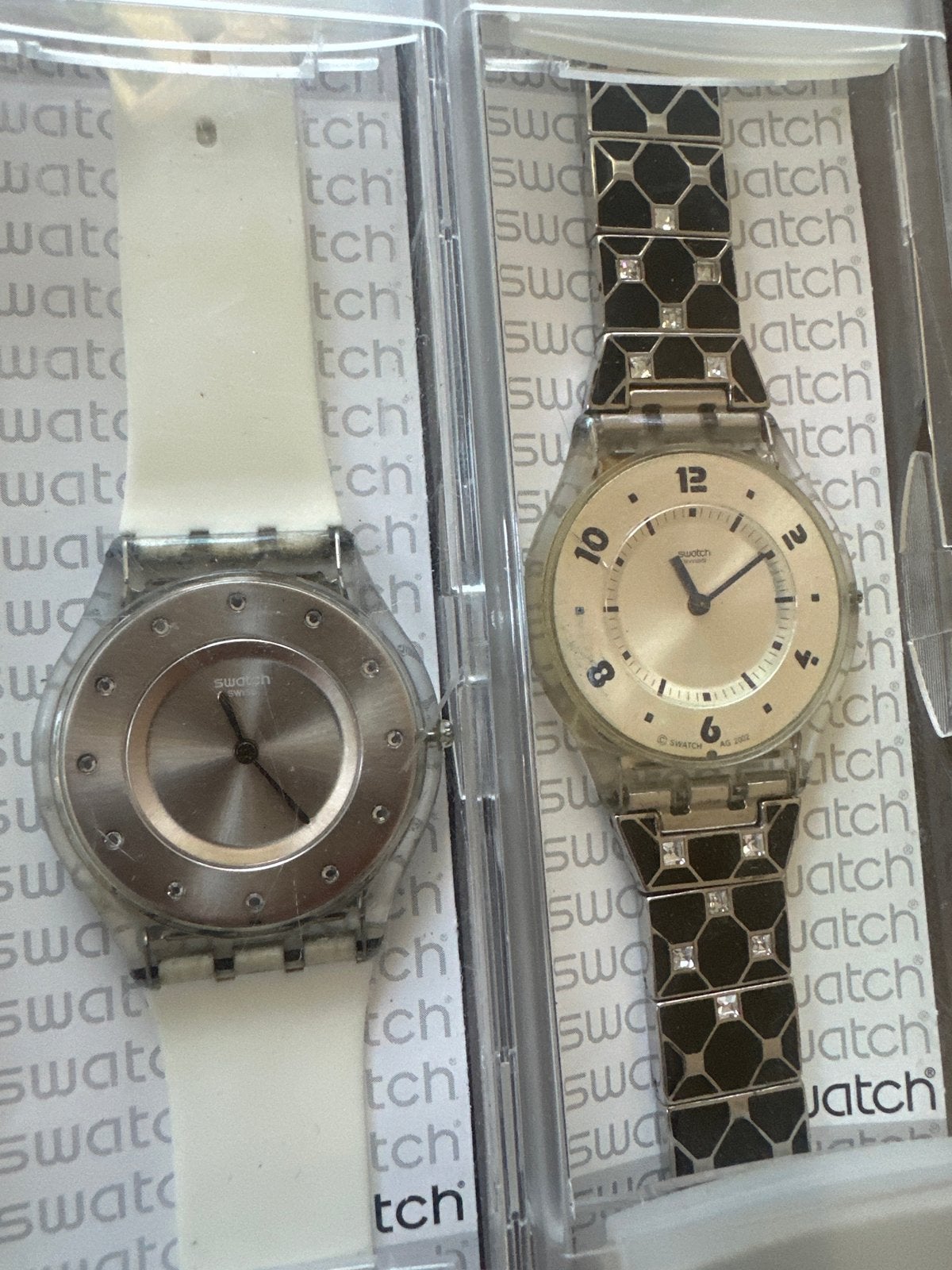 Twee Swatch horloges - Wit en Zwart, Kunststof, Gebruikt, Polshorloge, Swatch