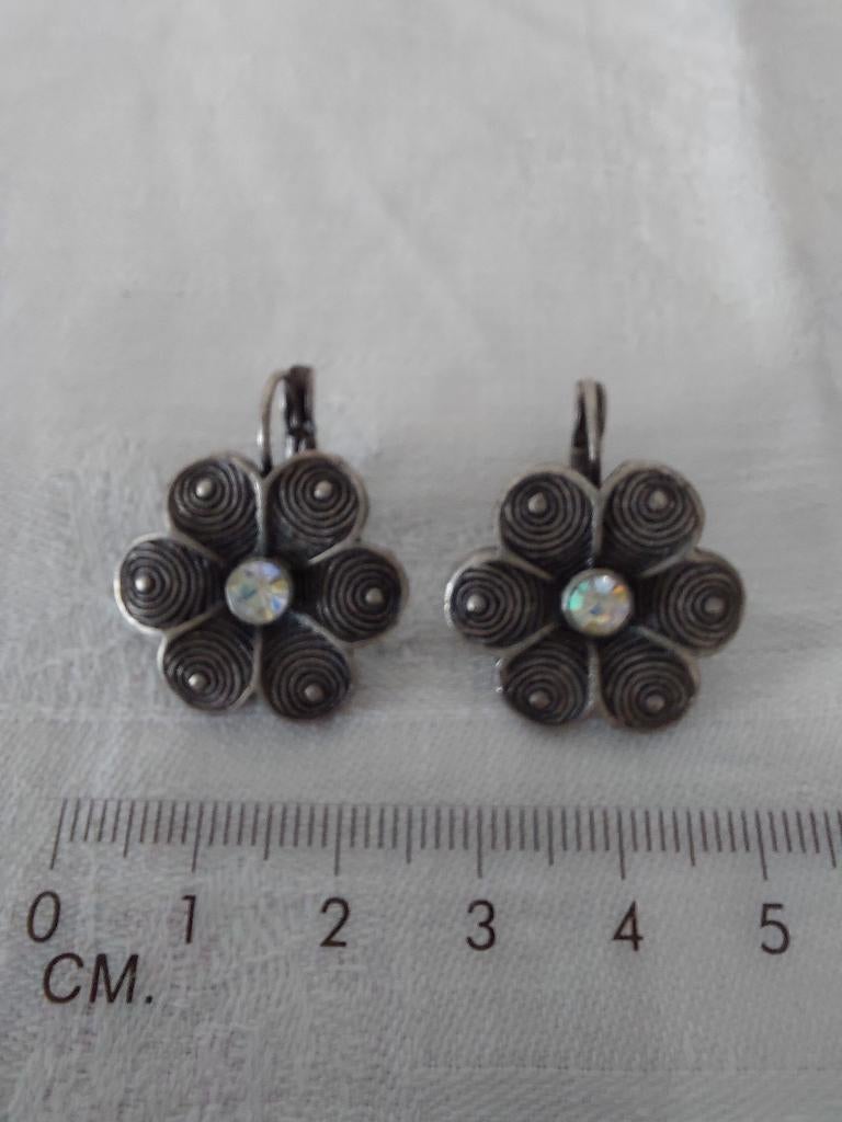 Oude oorbellen bloemen lijkt filigrain ofzo?, Ophalen of Verzenden, Overige materialen, Oorbellen