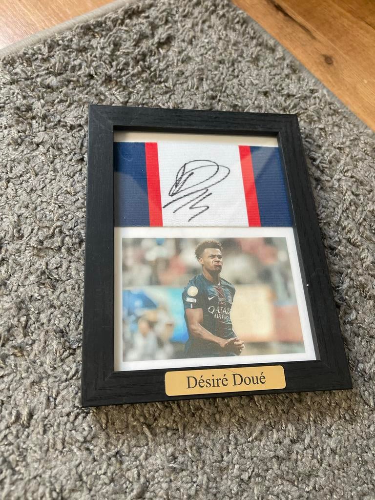 Doue gesigneerde aanvoerdersband met foto, Ophalen of Verzenden, Zo goed als nieuw, Foto of Kaart, Gesigneerd