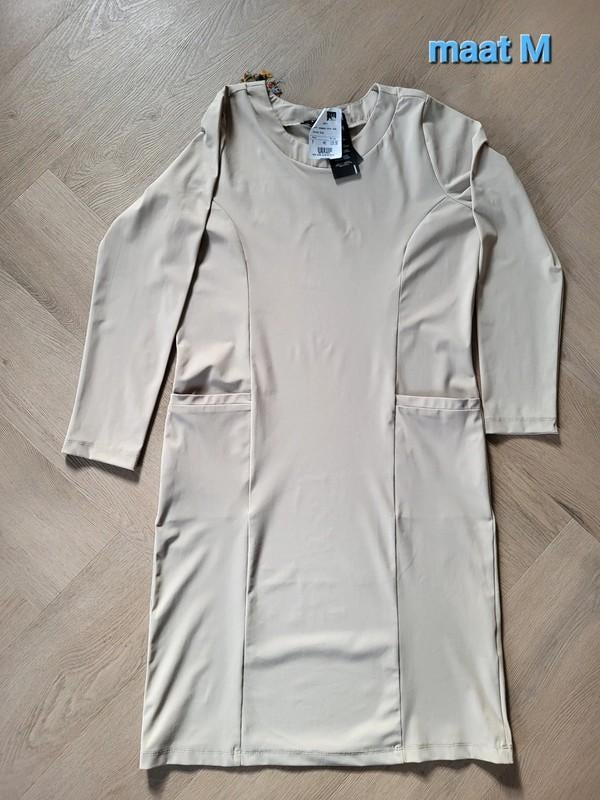 Nieuwe zandkleurige jurk van Donna Due maat M, Maat 38/40 (M), Beige, Nieuw, Ophalen of Verzenden