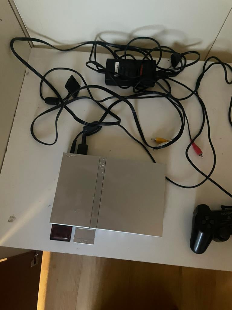 Playstation 2 met bijbehorende kabels en controllers, 2 spelers, Ophalen, Zo goed als nieuw, Vanaf 3 jaar