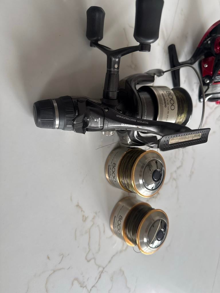Shimano Baitrunner 8000 Molen met extra spoelen, Watersport en Boten, Hengelsport | Karpervissen, Zo goed als nieuw, Molen, Verzenden