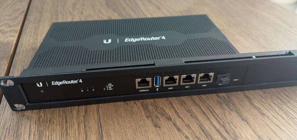 Ubiquiti EdgeRouter 4 + 19" rackmount, Computers en Software, Ophalen of Verzenden, Zo goed als nieuw, Router, Ubiquity UniFi