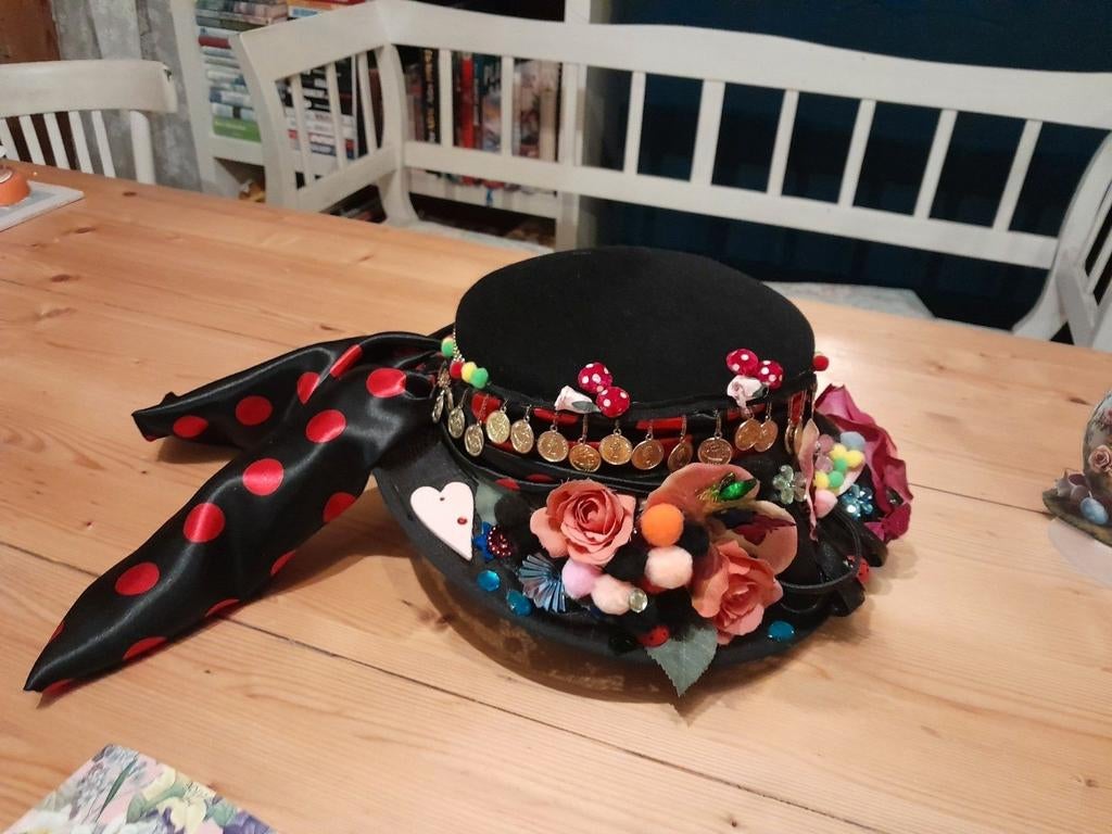 Hoed carnaval bloemen muntjes handgemaakt, Ophalen of Verzenden, Zo goed als nieuw, Carnaval