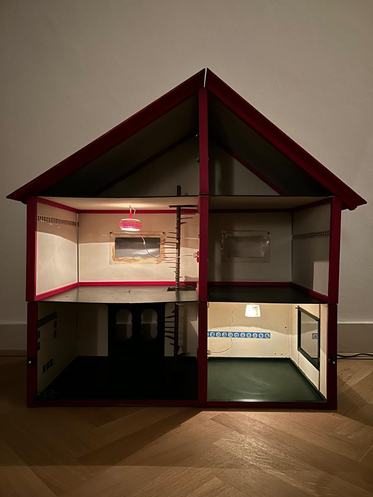 Vintage houten poppenhuis met elektra en koperen spiltrap, Ophalen, Gebruikt, Poppenhuis