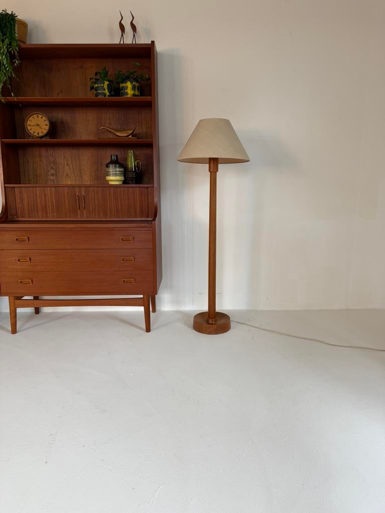 Vintage teakhouten vloerlamp, Domus ‘70, Vintage retro buisframe design rotan webbing papercord deens, 100 tot 150 cm, Hout, Ophalen of Verzenden