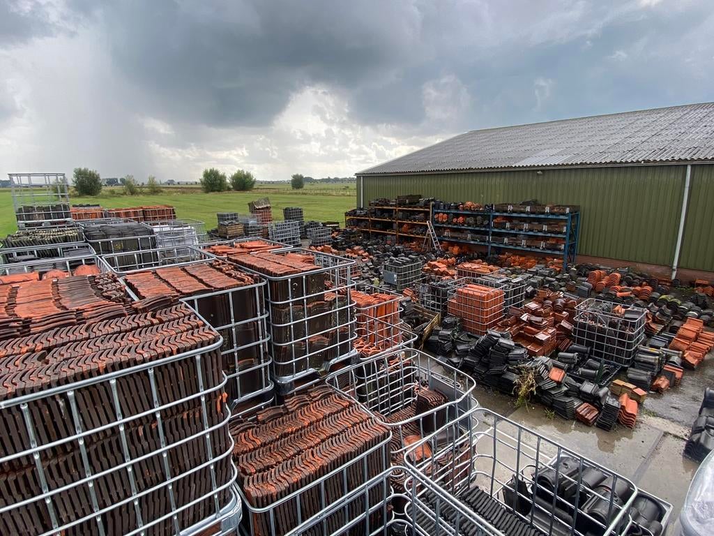 Alle soorten en maten dakpannen nokvorsten en gevelpannen, Doe-het-zelf en Verbouw, Dakpannen en Dakbedekking, Ophalen, A, Dakpannen
