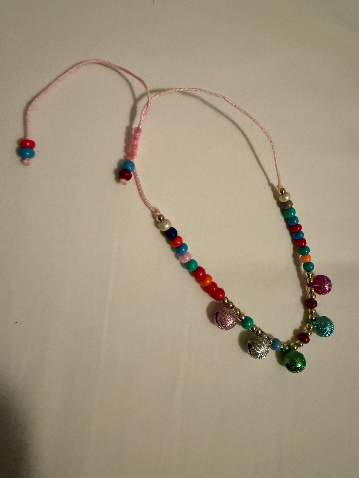 Kleurrijke kralenarmband met belletjes, Overige materialen, Overige kleuren, Ophalen of Verzenden, Zo goed als nieuw