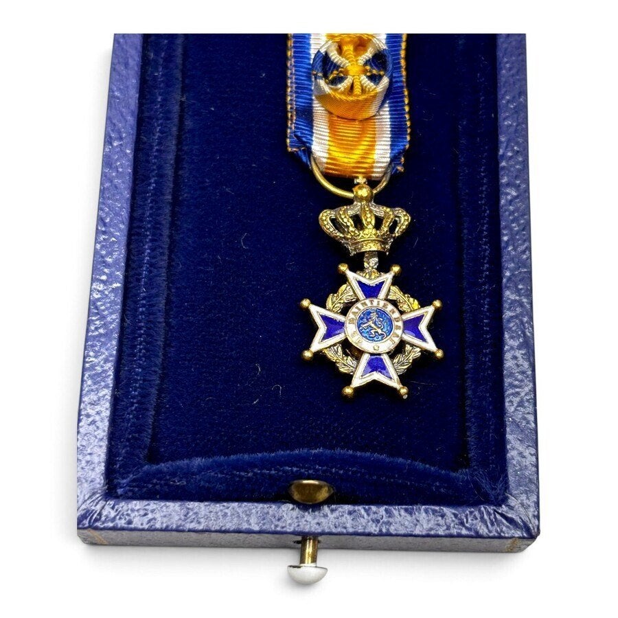Twee zilveren onderscheidingen, orde van Oranje Nassau, Ophalen of Verzenden, Zilver, Nederland