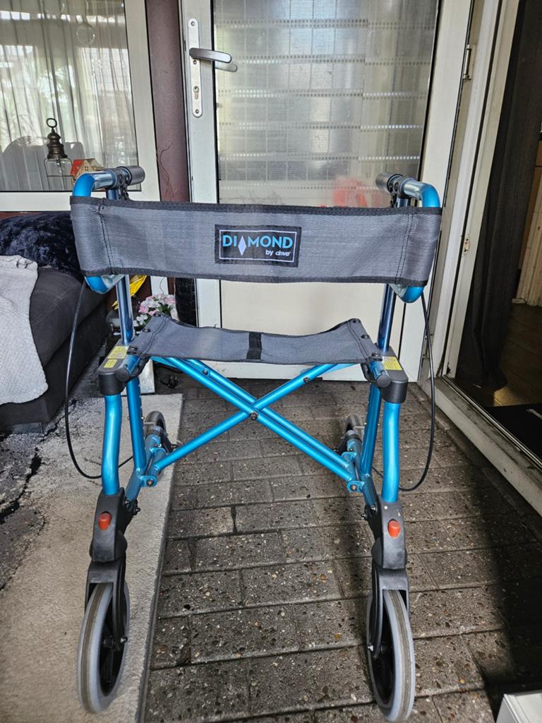Rollator van daimond blauw van kleur, Ophalen