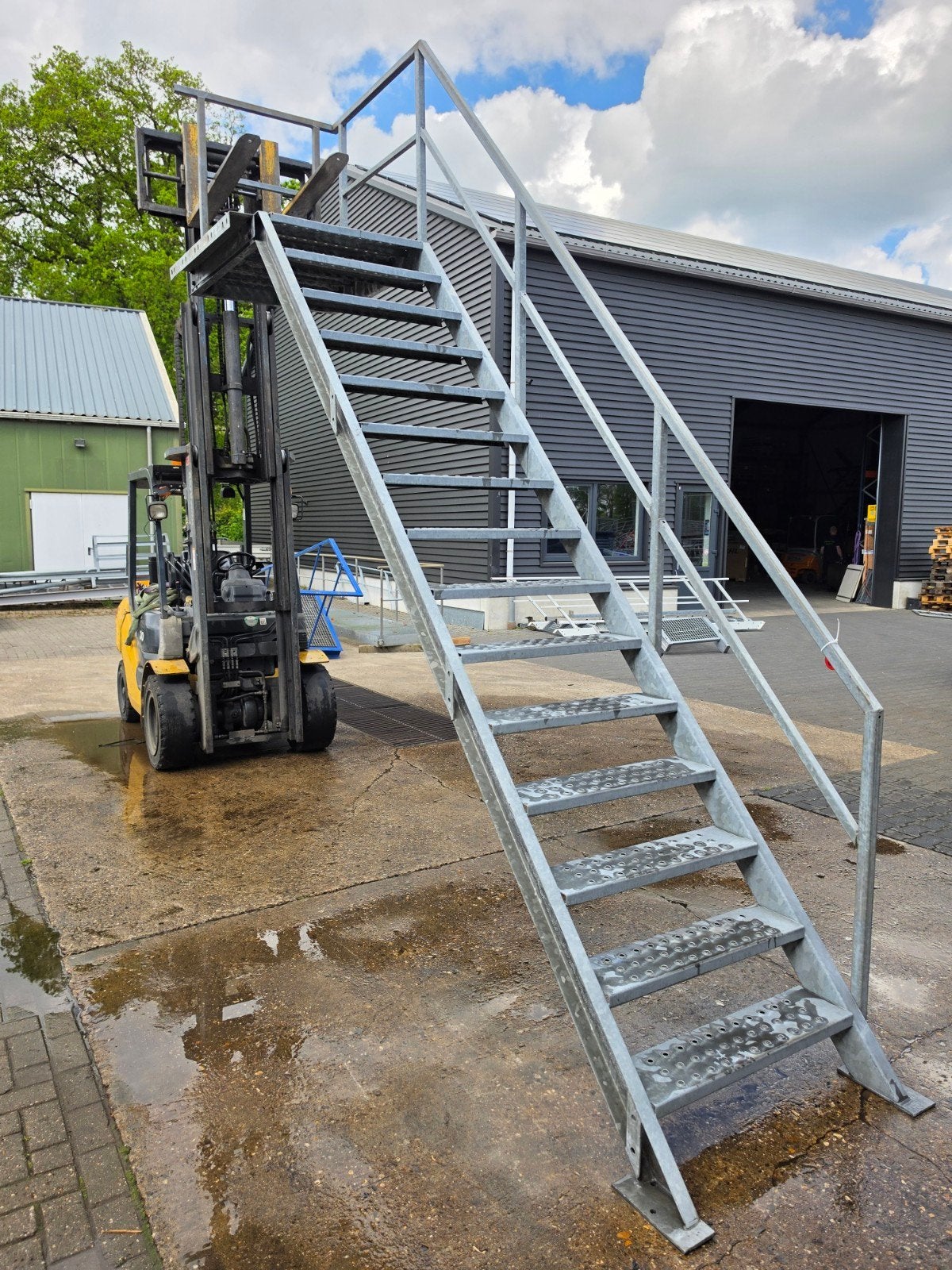 Stalen trap met bordes gegalv. Hoog 3,1 mtr. Nor080, Doe-het-zelf en Verbouw, Ladders en Trappen, Ophalen, 2 tot 4 meter