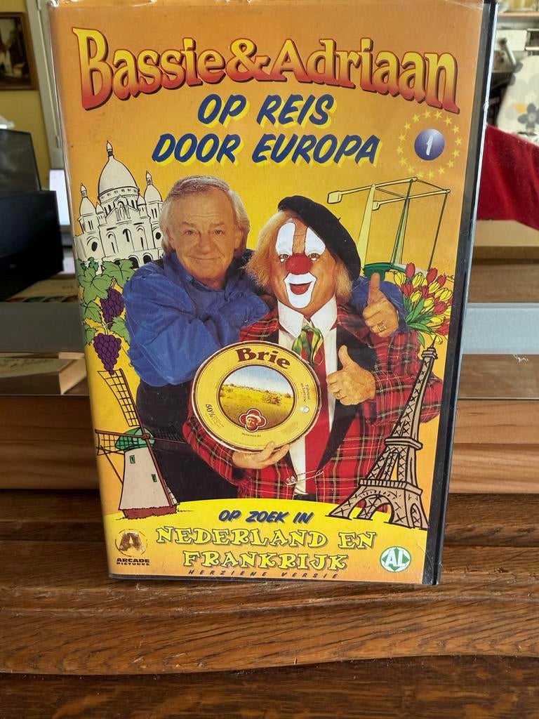Bassie & Adriaan Op Reis Door Europa 1 VHS, Alle leeftijden, Ophalen of Verzenden, Zo goed als nieuw, Nederlandstalig