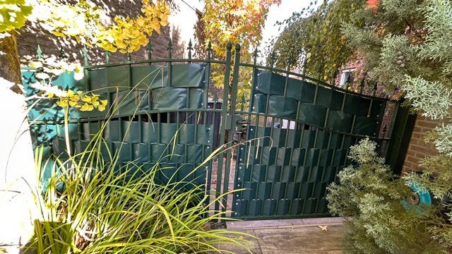 Hek/ Draaipoort 3,87 m br  1,75 m h, gegalvaniseerd/ groen, Ophalen, Met poort, Gebruikt, Sierhekwerk
