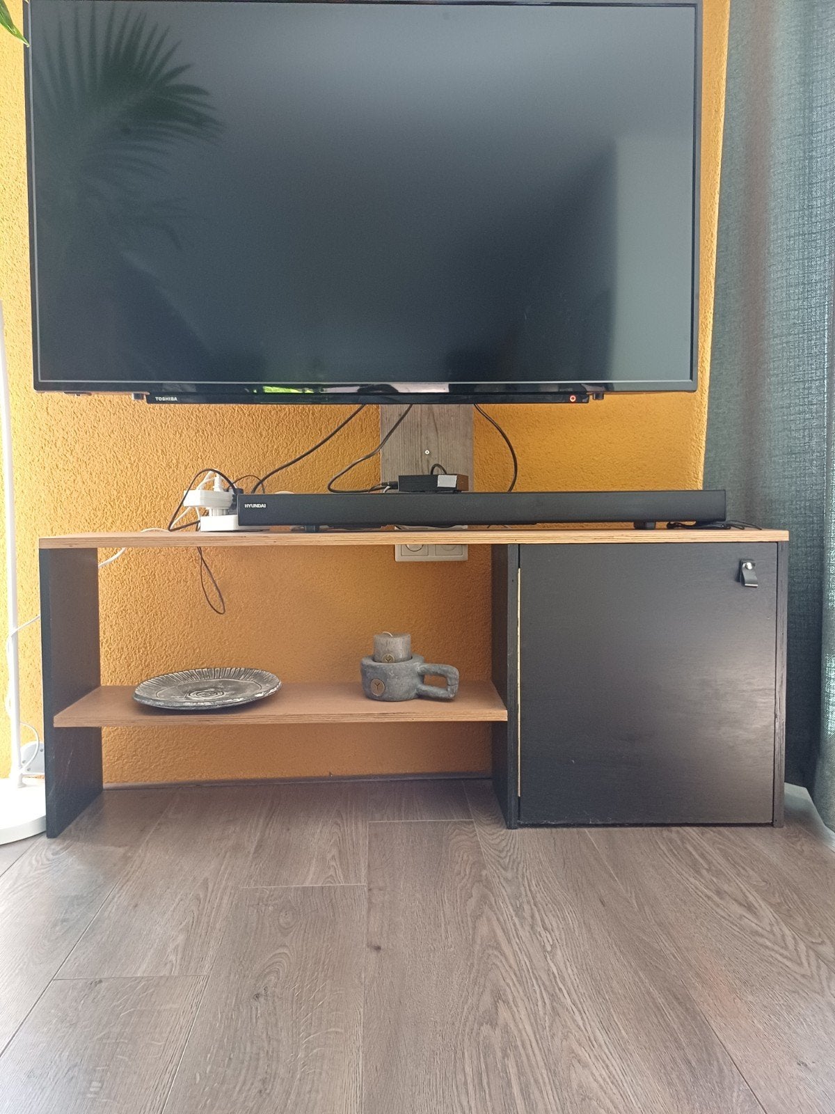Modern TV-meubel met opbergruimte - Hout en Zwart, Ophalen, Gebruikt, 100 tot 150 cm, Minder dan 25 cm