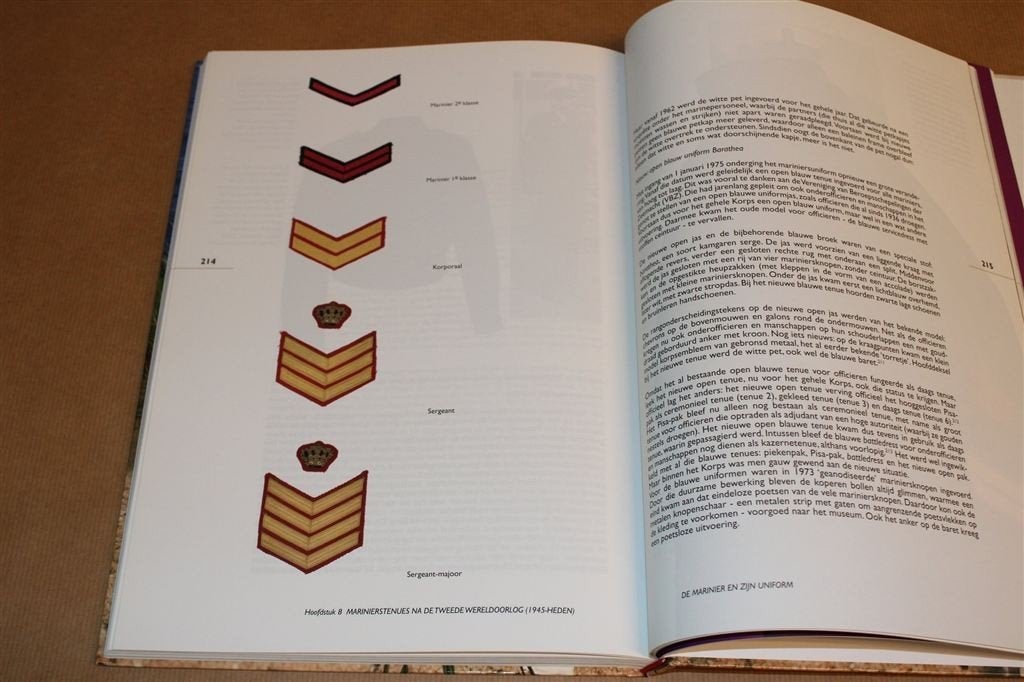 De Marinier & Zijn Uniform — Kleding Korps Mariniers, Ophalen of Verzenden, Tweede Wereldoorlog, Zo goed als nieuw, Overige onderwerpen