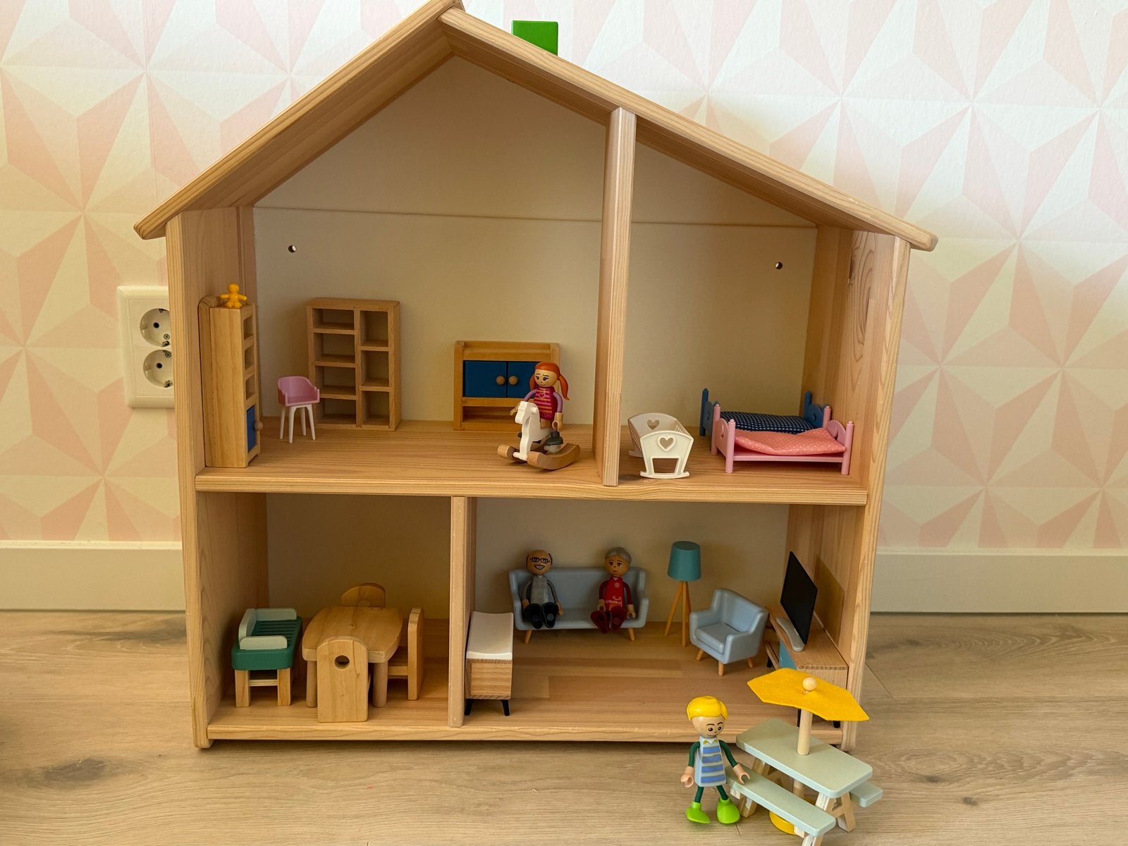 Houten poppenhuis met meubels en poppetjes, Ophalen, Gebruikt, Overige typen