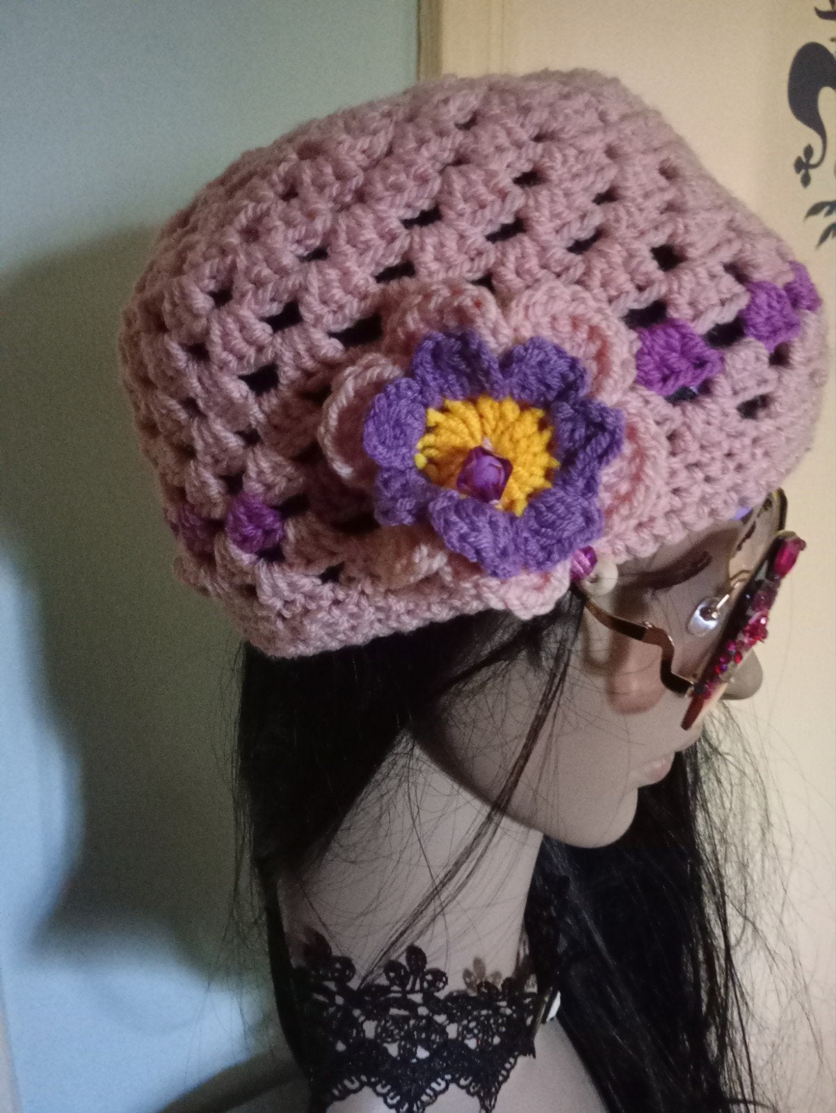 Gehaakte Beanie met Bloem - Handgemaakt en Stijlvol, Kleding | Dames, Hoeden en Petten, Ophalen, Hoed, Nieuw, One size fits all
