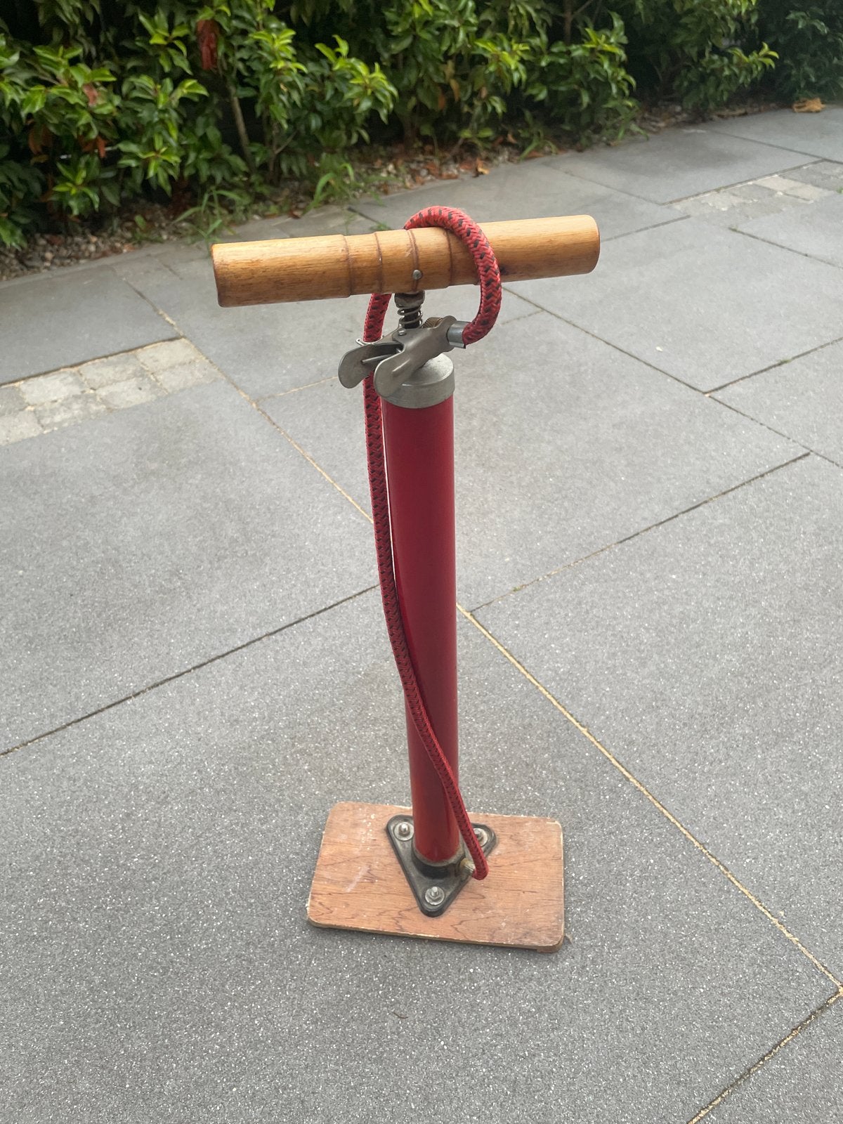 Vintage fietspomp met houten handvat, Ophalen, Gebruikt