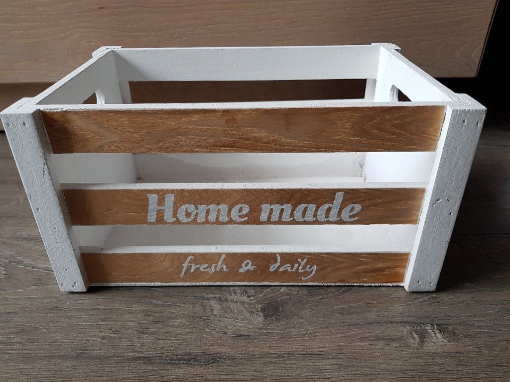 Leuk houten kistje -- tekst : Home made - fresh & daily --, Huis en Inrichting, Woonaccessoires | Kisten, Minder dan 50 cm, Gebruikt