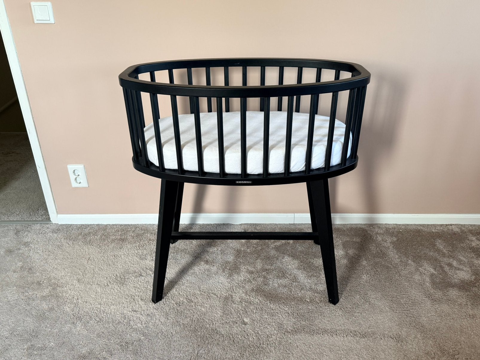 Zwarte baby wieg Kidsmill Lars incl. Matras, Kinderen en Baby's, Babywiegjes en Ledikanten, Ophalen, Zo goed als nieuw, Wieg