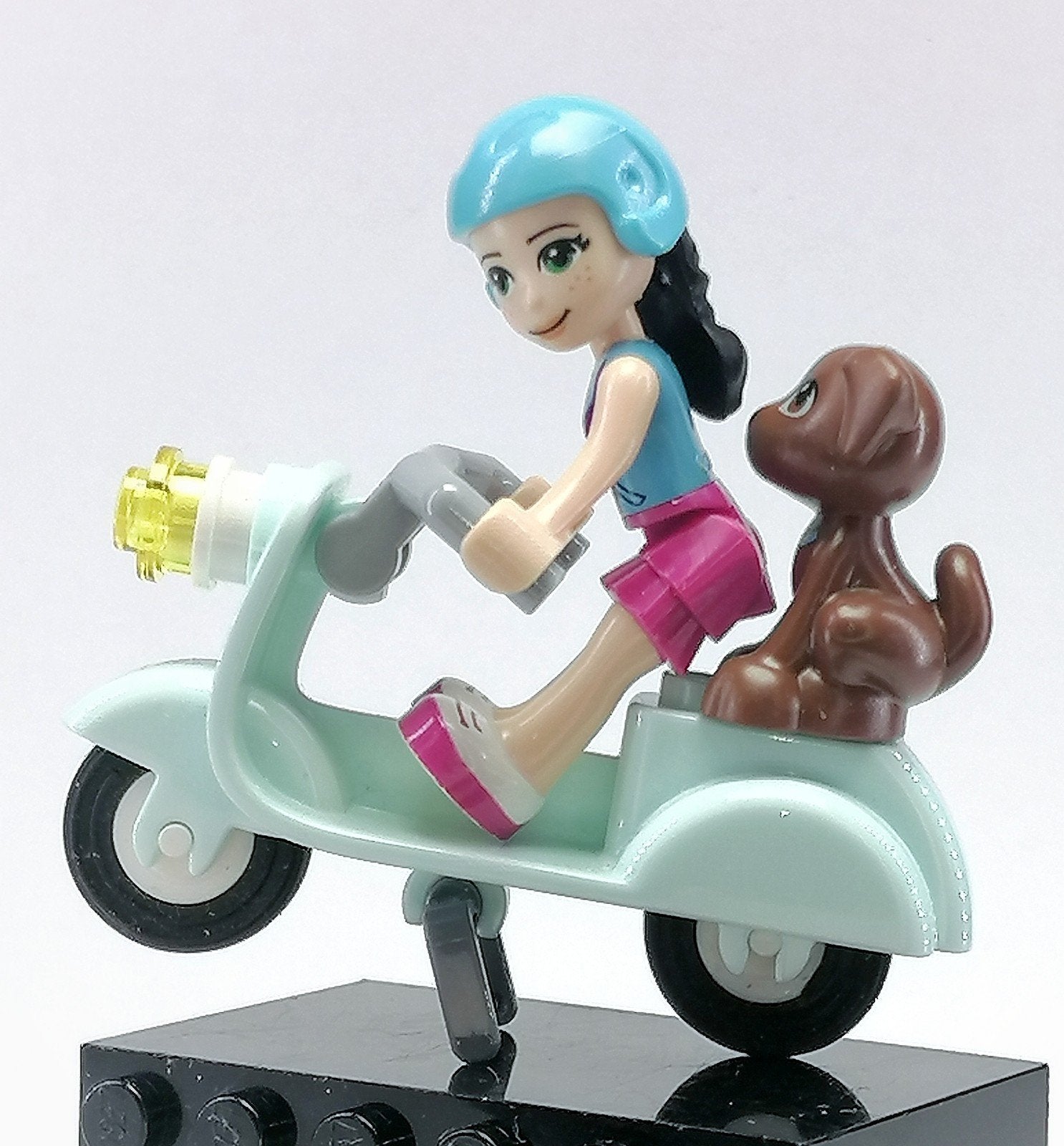 Lego minifiguur Meisje op scooter € 4,00, Lego, Friends, Ophalen of Verzenden, Zo goed als nieuw