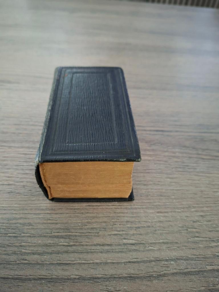 Zak bijbel met leren omslag en goud kleurige zij snede, Antiek en Kunst, Antiek | Boeken en Bijbels, Ophalen of Verzenden