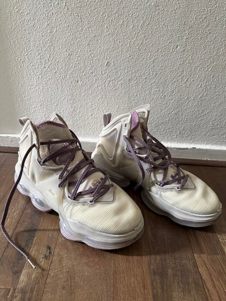LeBron James Los Angeles Lakers Nike 2022 LeBron 19 The Cast, Ophalen of Verzenden, Schoenen