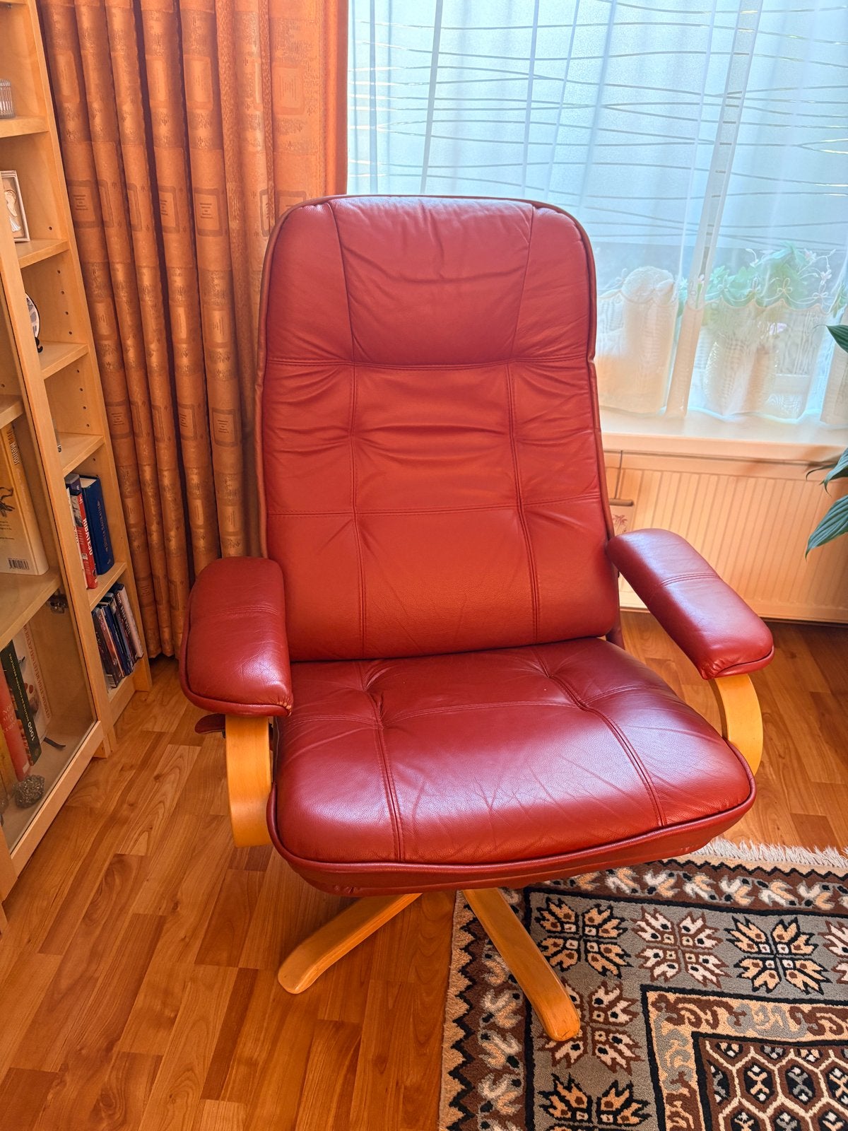 Comfortabele rode leren fauteuil met houten onderstel, Huis en Inrichting, Ophalen, Gebruikt, Leer, Eén