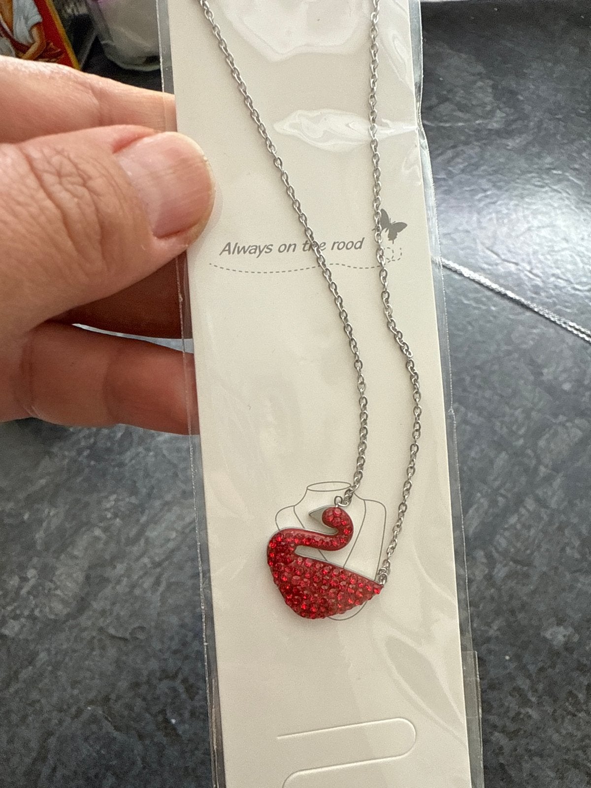 Zilverkleurige ketting met rode zwaan hanger, Met kristal, Overige materialen, Nieuw, Ophalen of Verzenden