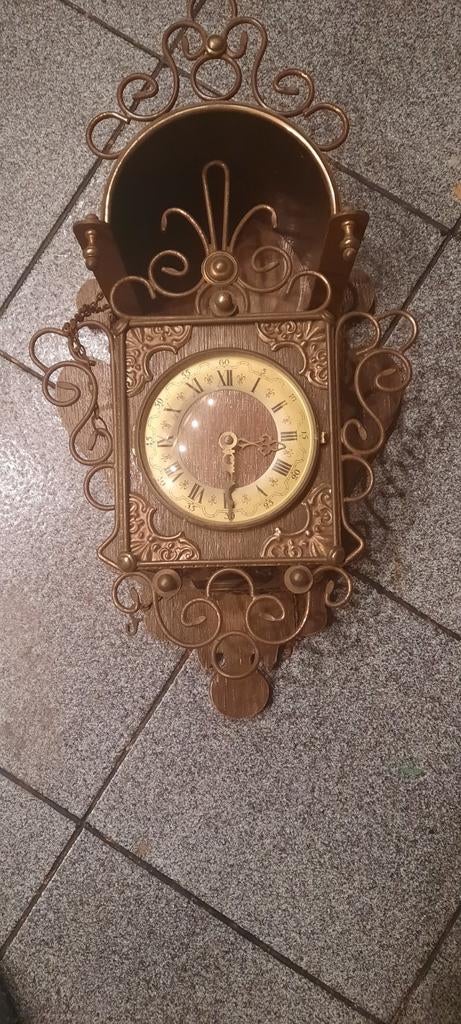 Antieke wandklok met decoratieve elementen, Ophalen of Verzenden