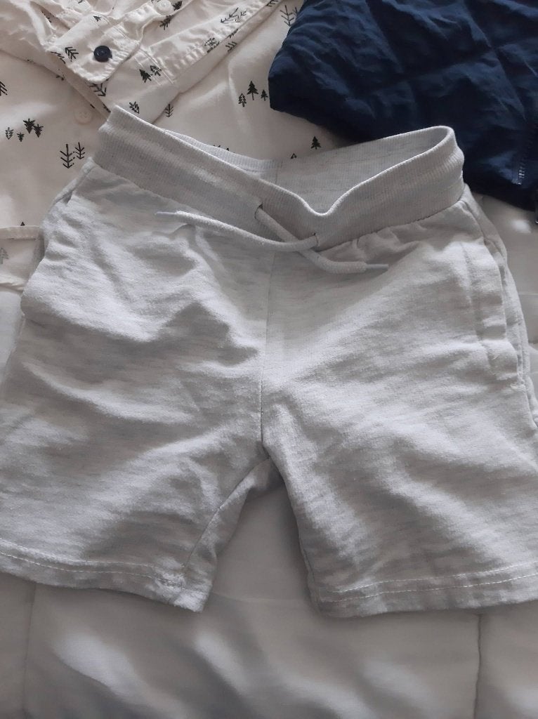 ZGAN lichtgrijs C&A kort broekje Mt 122/128, Kinderen en Baby's, Kinderkleding | Maat 122, Broek, C&A, Ophalen of Verzenden, Zo goed als nieuw