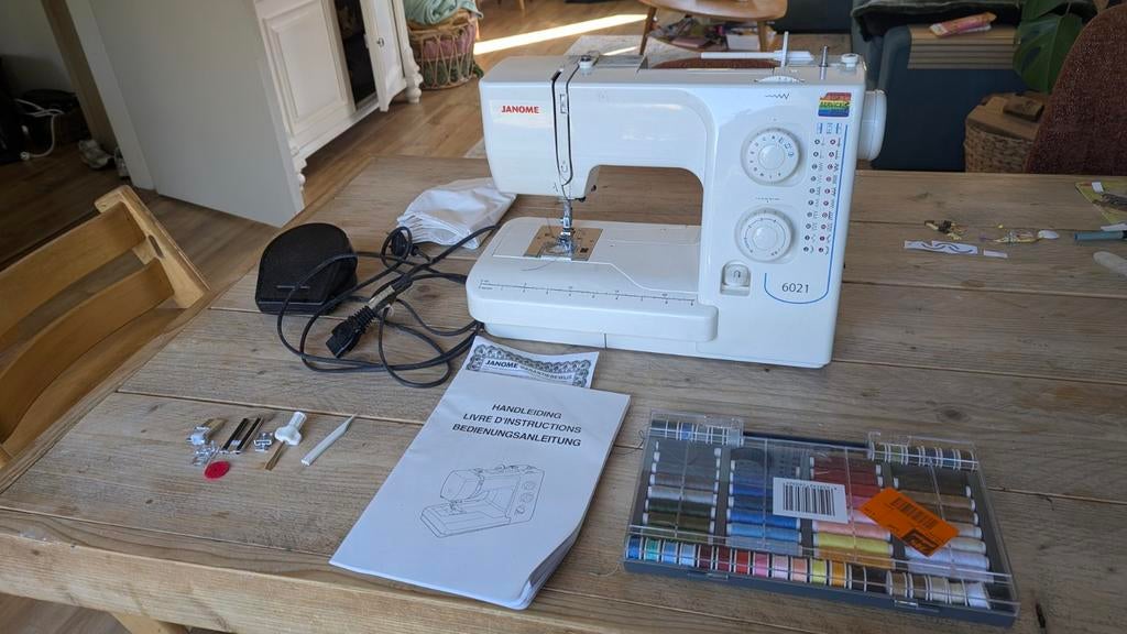 Janome 6021 Naaimachine met accessoires en garen, Hobby en Vrije tijd, Naaimachines en Toebehoren, Zo goed als nieuw, Naaimachine