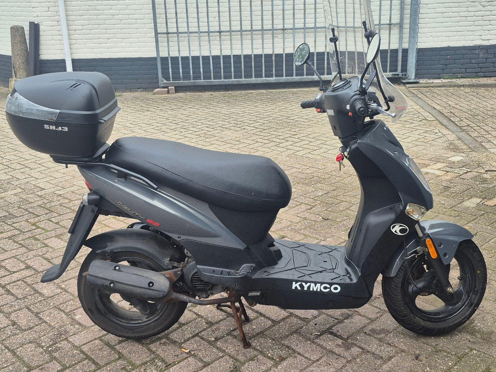 Kymco Agility 50cc Scooter - Grijs met topkoffer, Fietsen en Brommers, Ophalen, Gebruikt, 50 cc, Maximaal 25 km/u
