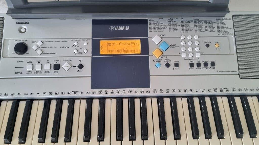Yamaha keyboard met standaard – 61 toetsen, Muziek en Instrumenten, Keyboards, Ophalen, Yamaha, Met standaard, 61 toetsen