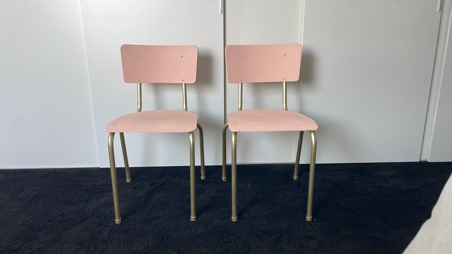 Set van 2 vintage zalmkleurig stoelen met gouden onderstel, Huis en Inrichting, Stoelen, Ophalen, Gebruikt, Twee, Overige kleuren