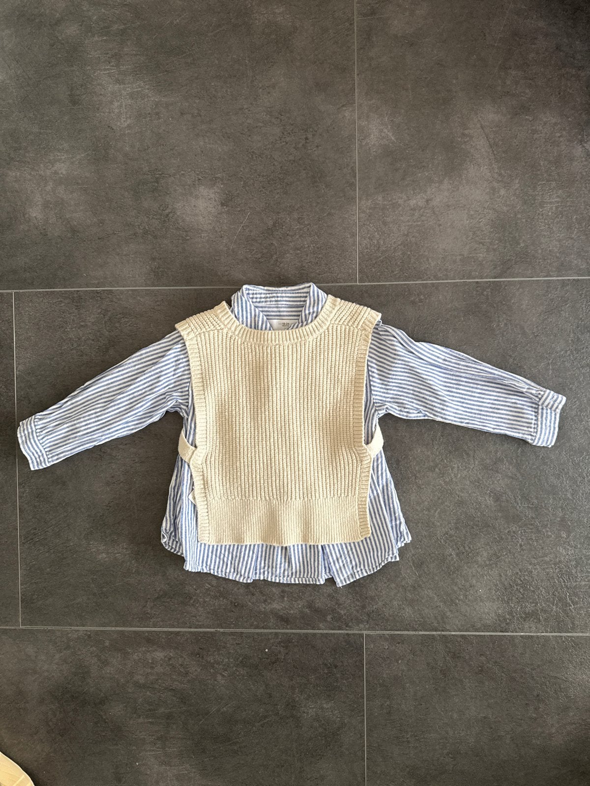 Schattige gestreepte blouse met gebreide gilet maat 92, Ophalen, Zo goed als nieuw, Jongen of Meisje