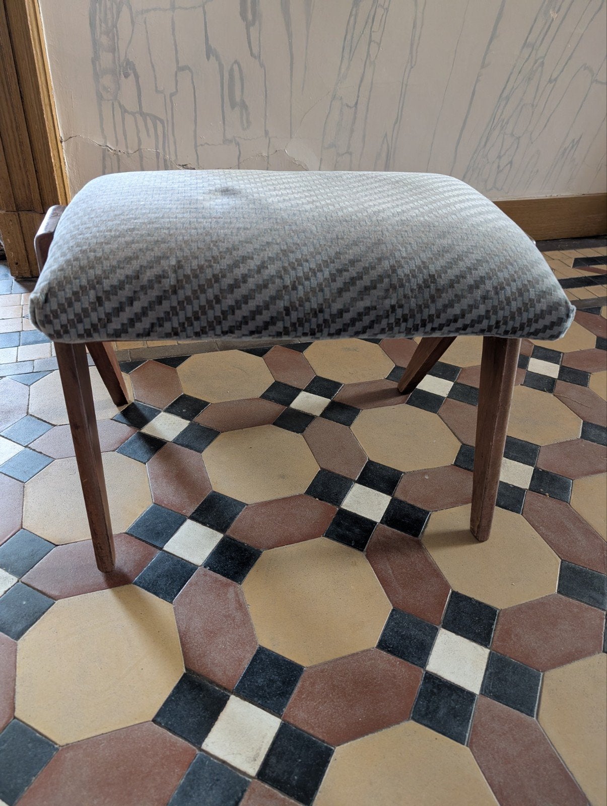 haardbankje met stoffen zitting en houten poten, Hout, Gebruikt, Ophalen of Verzenden, Eén