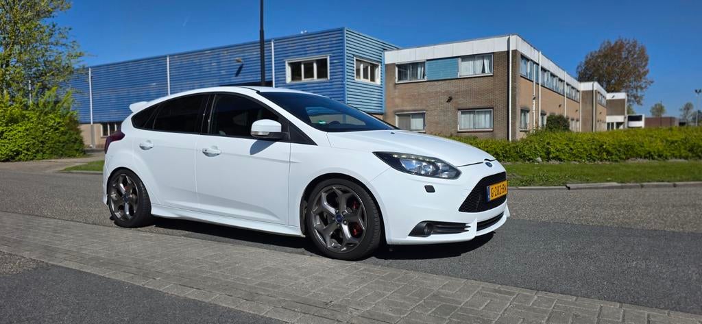 Ford Focus st  2.0 Ecoboost 184KW 5-D 2013 Wit, Auto's, 4 cilinders, Wit, 14 km/l, Handgeschakeld