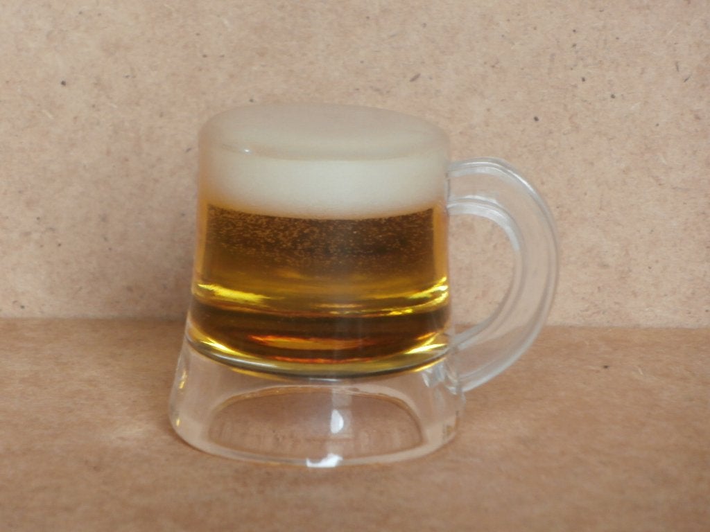 Bierpul beeldje met magneet glas bier pul bierglas kunststof, Verzamelen, Ophalen of Verzenden, Gebruikt, Bierglas