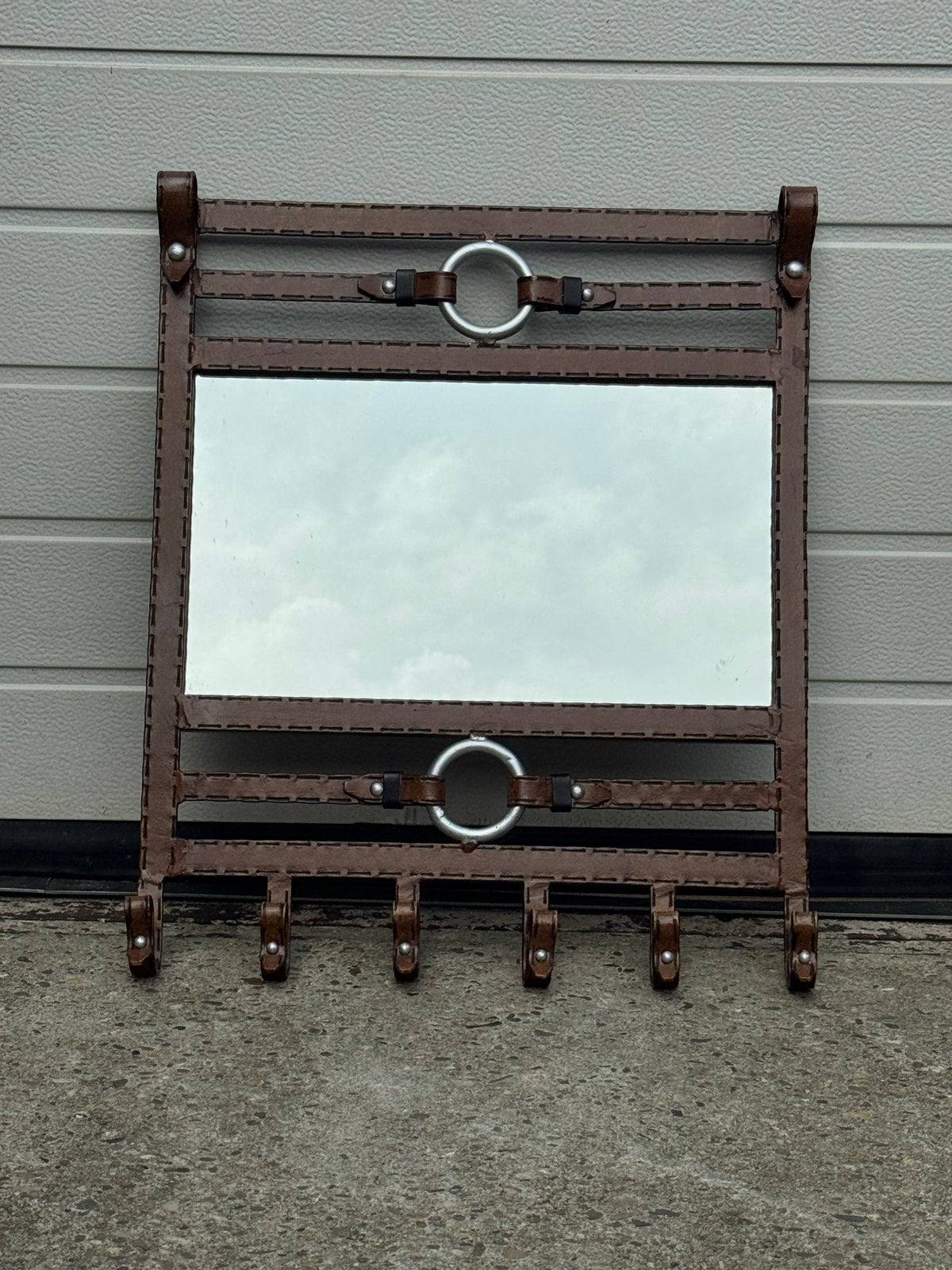 Vintage spiegel met kapstokhaken in Jacques Adnet style, Ophalen, Gebruikt, Minder dan 100 cm, Rechthoekig