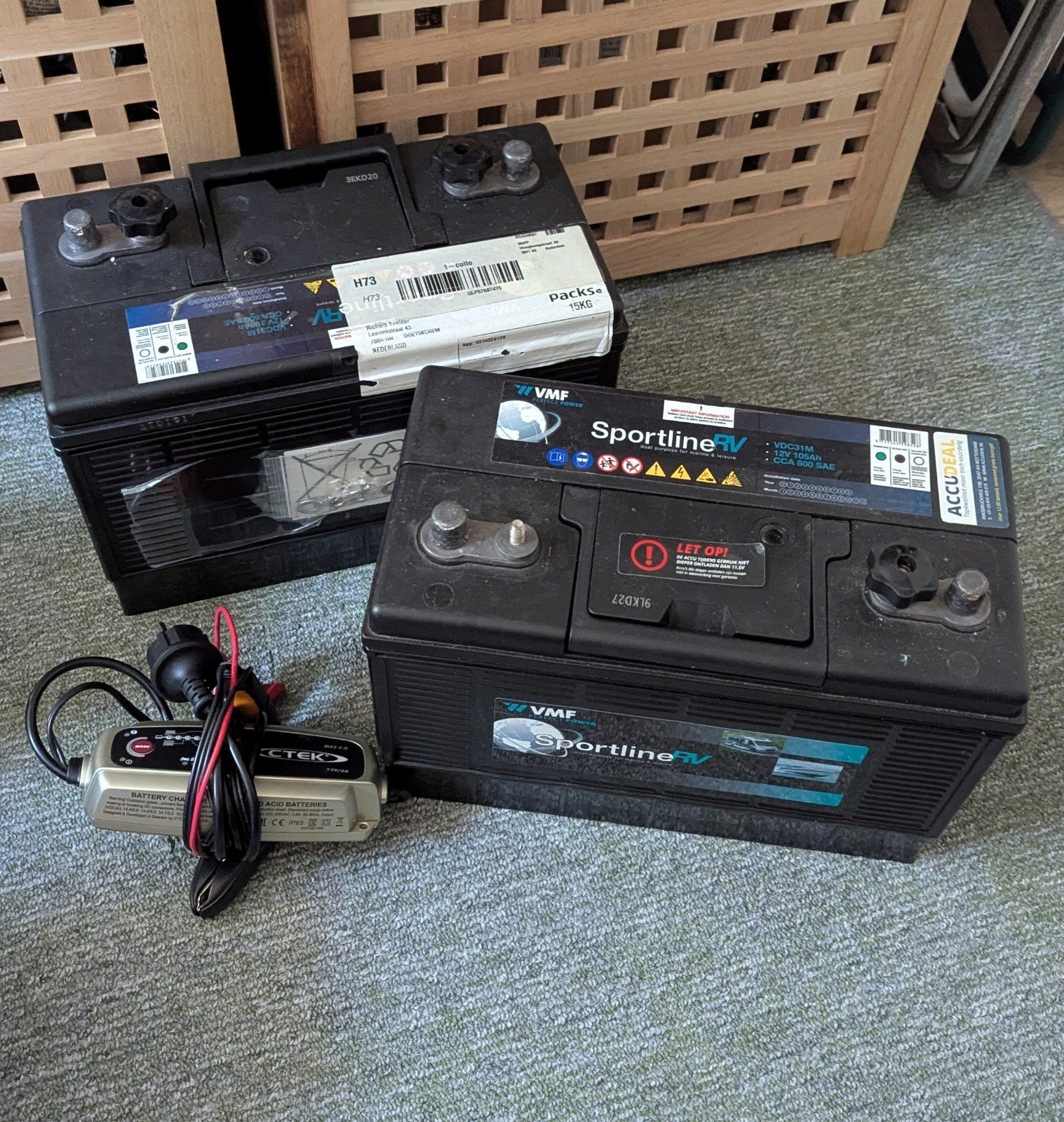 2x 12V 105Ah Loodaccu's met Lader - boat battery and charger, Auto-onderdelen, Accu's en Toebehoren, Ophalen, Gebruikt