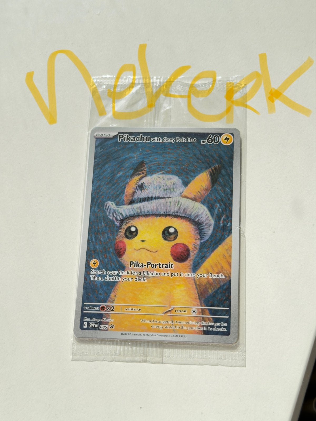 Pikachu met Grijze Vilten Hoed - Pika-Portrait Pokémon Kaart