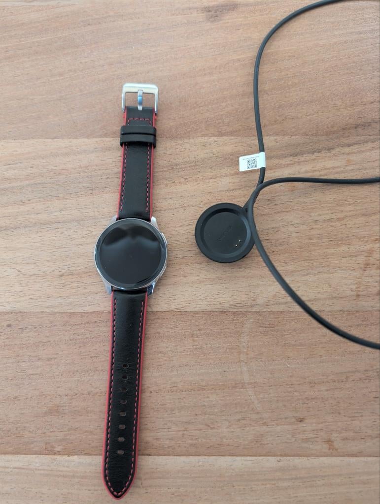 OnePlus Watch met zwart-rood bandje en oplader, Gebruikt, Zwart, Ophalen of Verzenden, Waterdicht